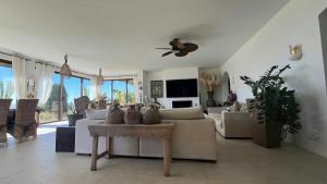 ein Wohnzimmer mit Sofa und Tisch in der Unterkunft Provencal Villa With Pool And Panoramic Views in La Gaude