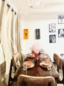 Χώρος καθιστικού στο Exclusive 3BR City Escape High End Comfort & Stunning Views