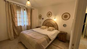 ein Schlafzimmer mit einem Bett und zwei Kissen darauf in der Unterkunft Provencal Villa With Pool And Panoramic Views in La Gaude + 32 Fotos