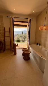 ein Badezimmer mit Badewanne und großem Fenster in der Unterkunft Provencal Villa With Pool And Panoramic Views in La Gaude