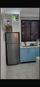 une cuisine avec un réfrigérateur en acier inoxydable et un évier dans l'établissement Las Torres, à Sucúa