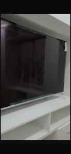 un four micro-ondes installé au-dessus d'une étagère dans l'établissement Las Torres, à Sucúa