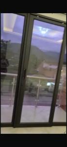 Gros plan sur la fenêtre d'un train dans l'établissement Las Torres, à Sucúa