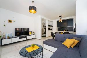 Televiisor ja/või meelelahutuskeskus majutusasutuses Villa Essenza Vita in Vodice near Beach with private pool & pet friendly