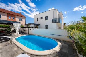 Bassein majutusasutuses Villa Essenza Vita in Vodice near Beach with private pool & pet friendly või selle lähedal +45 fotot