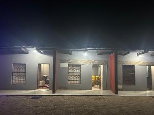 een kamer met deuren en ramen in een gebouw bij Lake boutique hotel empire in Thohoyandou +11 foto's