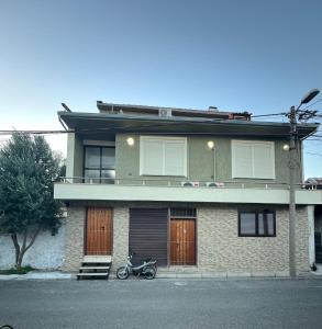 シュコダルにあるThe house of dreamsの建物前に停められたオートバイ