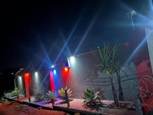een huis met kleurrijke verlichting 's nachts bij Lake boutique hotel empire in Thohoyandou