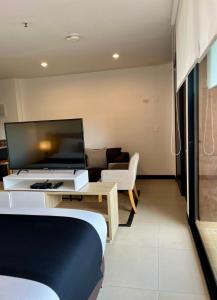Μια τηλεόραση ή/και κέντρο ψυχαγωγίας στο Hotel Rioverde-Suite localizada a 5 minutos del aeropuerto Internacional