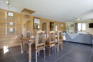 StogumberにあるWatermead Lodgeのテーブルとソファのあるリビングルーム