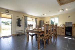 StogumberにあるWatermead Lodgeの木製のテーブルと椅子のあるキッチン +16枚の写真