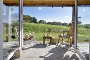 StogumberにあるWatermead Lodgeの田園の景色を望むパティオ(テーブル、椅子付)