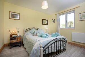 StogumberにあるWatermead Lodgeのベッドルーム1室(青い動物のベッド1台付)