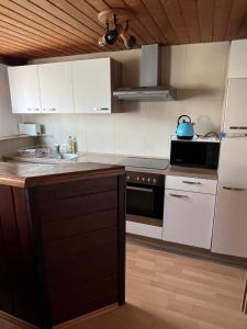 Kuchyň nebo kuchyňský kout v ubytování Ferienwohnung Monteurwohnung Heinrich