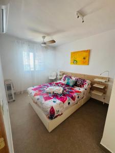 een slaapkamer met een groot bed in een kamer bij El mar de la tranquilidad in La Manga del Mar Menor +30 foto's