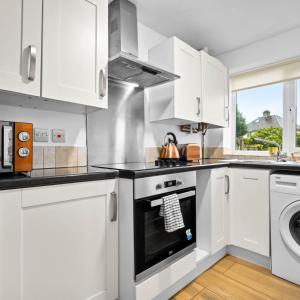 Η κουζίνα ή μικρή κουζίνα στο Stylish 5 Bed & 5 Bath House with Garden & Off-Street Parking 376M