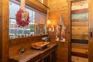 a bathroom with a sink and a mirror at Casa da Almoinha in Unhais da Serra +66 photos