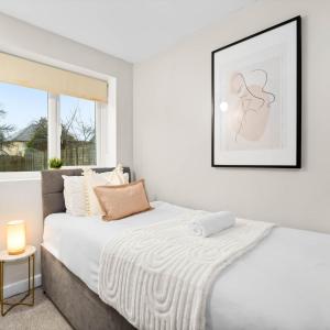 Ένα ή περισσότερα κρεβάτια σε δωμάτιο στο Stylish 5 Bed & 5 Bath House with Garden & Off-Street Parking 376M +22 φωτογραφίες