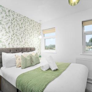 Ένα ή περισσότερα κρεβάτια σε δωμάτιο στο Stylish 5 Bed & 5 Bath House with Garden & Off-Street Parking 376M