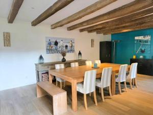 ein Esszimmer mit einem Holztisch und Stühlen in der Unterkunft HORIZON grande maison de charme à La Couarde in La Couarde-sur-Mer