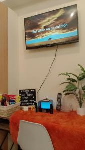 TV a/nebo společenská místnost v ubytování Nazario's Cozy Haven