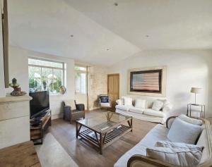 ein Wohnzimmer mit einer Couch und einem Couchtisch in der Unterkunft HORIZON grande maison de charme à La Couarde in La Couarde-sur-Mer