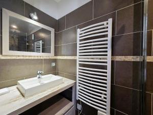 ein Badezimmer mit Waschbecken und Spiegel in der Unterkunft HORIZON grande maison de charme à La Couarde in La Couarde-sur-Mer + 12 Fotos