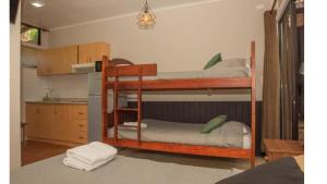 a room with two bunk beds and a kitchen at Abanico Suites con Kitchenette y Parking in Maitencillo