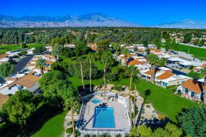 La pileta dentro o cerca de Renovated Desert Escape - Steps Away from Pool