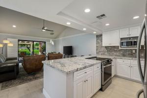 Kuchyň nebo kuchyňský kout v ubytování Renovated Desert Escape - Steps Away from Pool