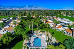 Bazén v ubytování Renovated Desert Escape - Steps Away from Pool nebo v jeho okolí