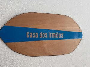 une pancarte en bois portant l'inscription « casa dos immigrants » (maison des immigrants) dans l'établissement Stunning one bedroom apartment in the heart of Praia da Rocha, à Praia da Rocha