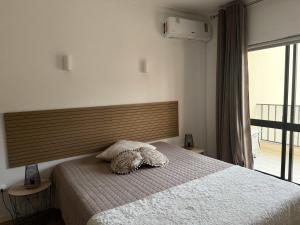 - une chambre avec un lit doté d'une grande tête de lit dans l'établissement Stunning one bedroom apartment in the heart of Praia da Rocha, à Praia da Rocha 12 autres photos