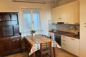 eine Küche mit einem Tisch mit einer Tischdecke darauf in der Unterkunft Appartamenti Nisportino in Nisporto