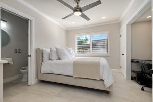 Postel nebo postele na pokoji v ubytování Renovated Desert Escape - Steps Away from Pool + 28 fotografií