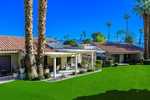 Zahrada ubytování Renovated Desert Escape - Steps Away from Pool