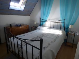 een slaapkamer met een bed, een raam en een dressoir bij Gite Chez Balum - 2 Proche Lourdes in Lézignan