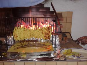 een cake die in een oven met vlammen wordt gebakken bij Gite Chez Balum - 2 Proche Lourdes in Lézignan +9 foto's