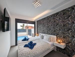 Postel nebo postele na pokoji v ubytování R-40-B Luxury Pool + 28 fotografií