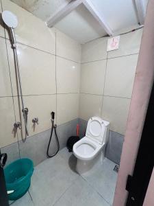 Un baño con inodoro y ducha en SAI HOLIDAYS Chottupara, en Vagamon