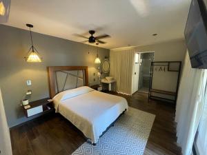 Ένα ή περισσότερα κρεβάτια σε δωμάτιο στο Hotel Casa María Tamasopo