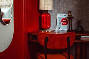 een rode kamer met een rode lamp en een stoel bij 1.75 Paris La Trêve in Parijs