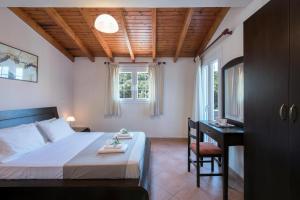 Postel nebo postele na pokoji v ubytování Apartments Alexander Paleokastritsa + 48 fotografií