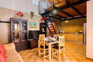eine Küche und ein Esszimmer mit Tisch und Stühlen in der Unterkunft El Paraíso Del Olivar in Bollullos de la Mitación
