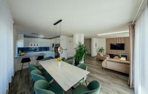 eine Küche und ein Wohnzimmer mit Tisch und Stühlen in der Unterkunft Beautiful Home In Imotski in Imotski