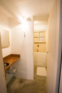 ein Bad mit einem Waschbecken und einer Lampe an der Wand in der Unterkunft Casa 4 suítes - Vista para Barra do Sahy in São Sebastião + 61 Fotos