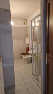 a bathroom with two toilets and a glass door at Appartamento vicino a Bormio in Valdisotto