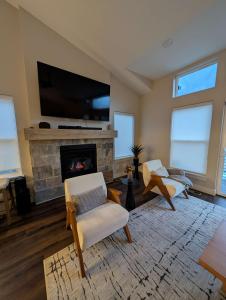 Televiisor ja/või meelelahutuskeskus majutusasutuses New home & furnishings 4BR 4Bath View Amenities