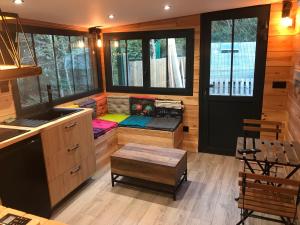 une petite pièce avec un banc dans une petite maison dans l'établissement Lou Cabanot 640 portes du Bassin, à Le Barp