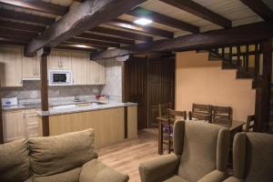 eine Küche mit Stühlen und einem Tisch im Zimmer in der Unterkunft Casa Rural LA REGADERA II in Candelario